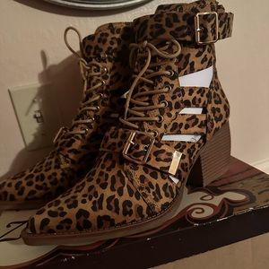 ZiggySoho Leapord cut out shoes. Size 10